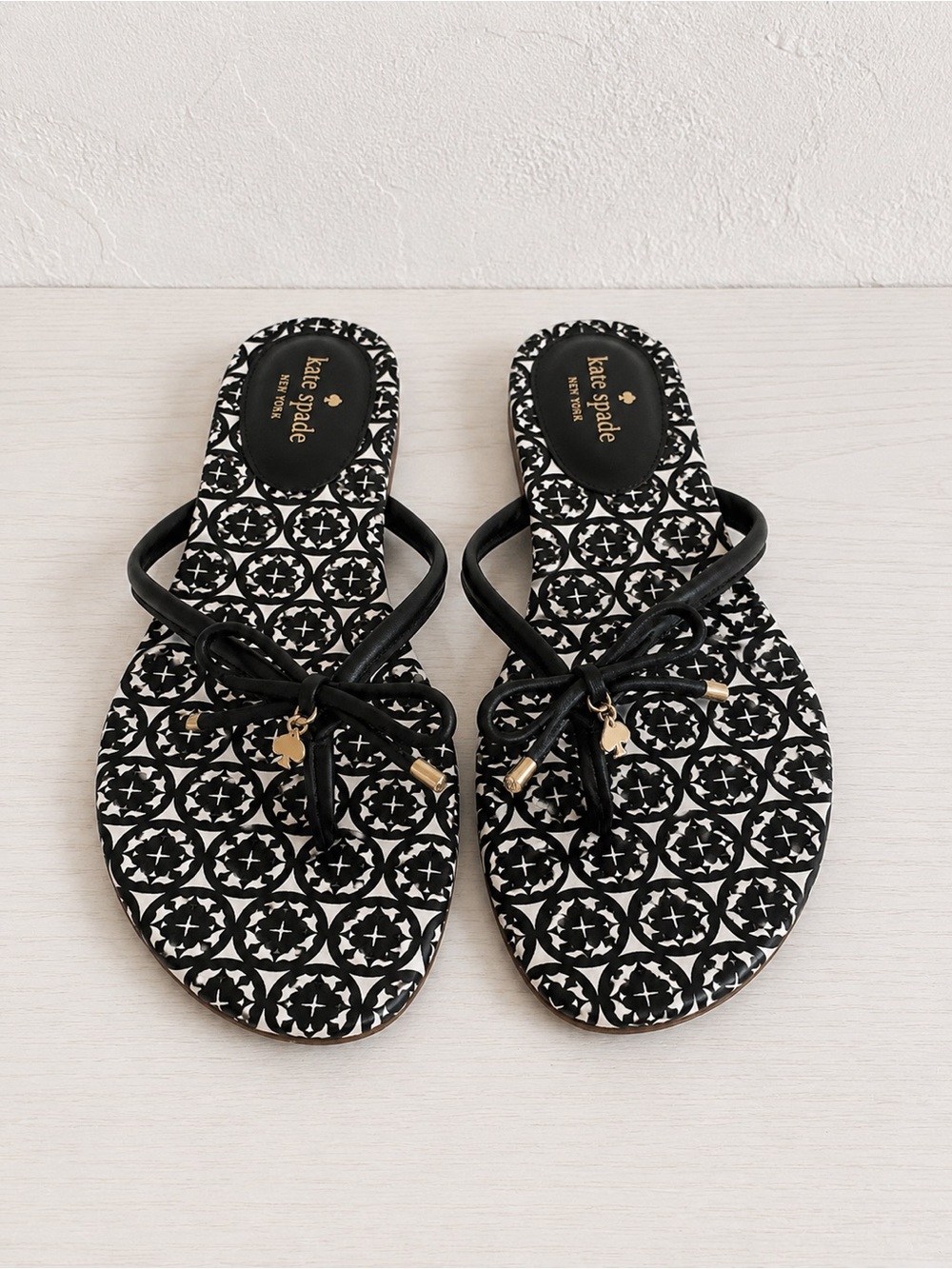 Kate Spade New York Bow Flip Flop Sandals Black & White Logo Print Gold Charm